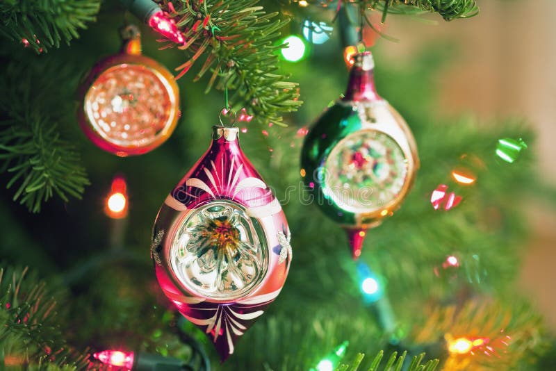 Bożych Narodzeń światła na drzewie i ornamenty
