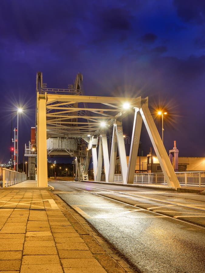 Brücke im Antwerpen-Hafen stockbild. Bild von kanal, stahl ...