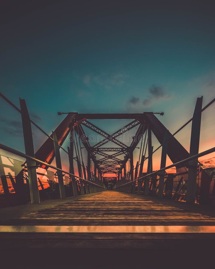 Br?cke bei Sonnenuntergang lizenzfreies stockfoto Br?cke bei Sonnenuntergang lizenzfreies stockfoto