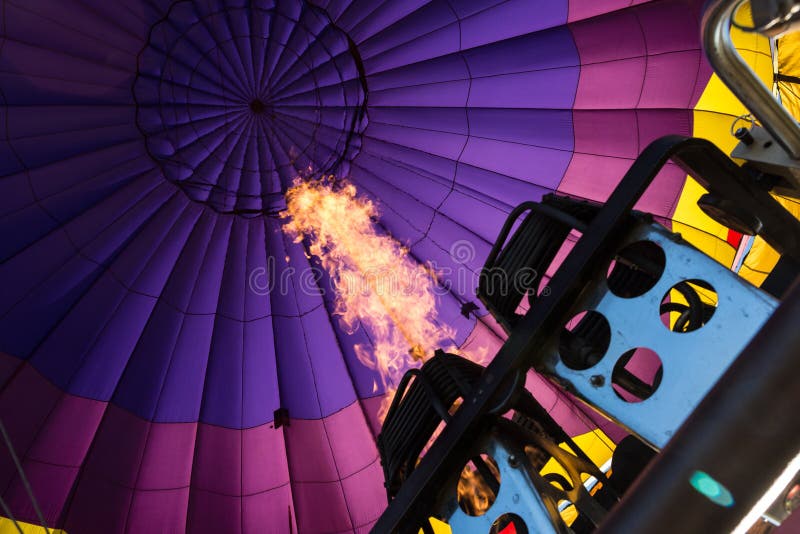 Brûleurs remplissant vers le haut d'un ballon à air chaud photos stock Brûleurs remplissant vers le haut d'un ballon à air chaud photos stock