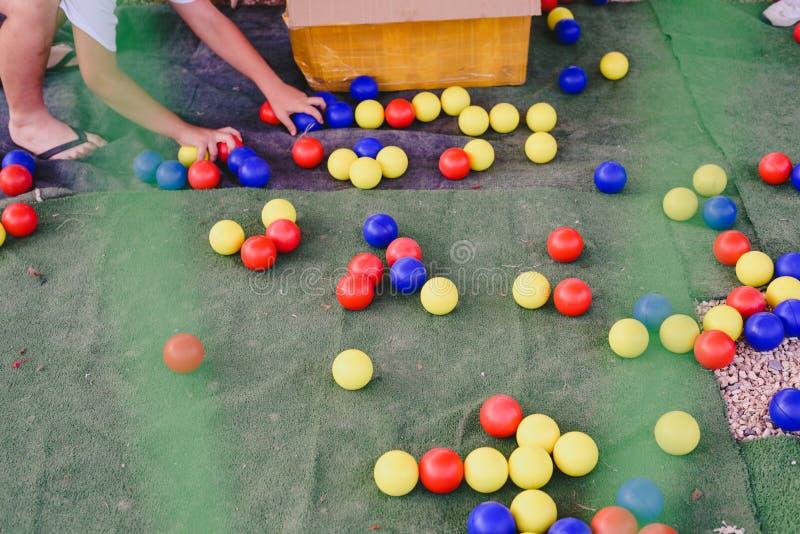 Braços De Criança Colecionando Bolas Coloridas Do Chão Em Uma Feira Imagem  de Stock - Imagem de fundo, esferas: 169800813