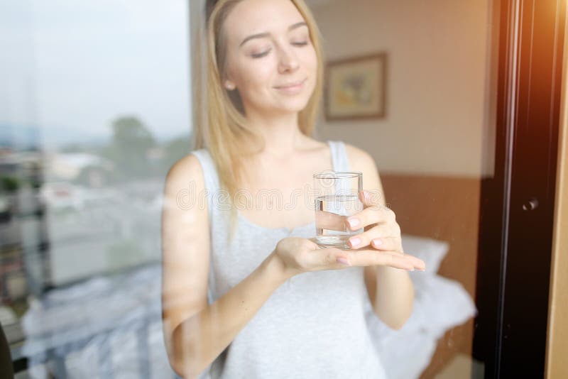 Bra morgon med exponeringsglas av vatteninnehavet av den nätta kvinnan royaltyfri fotografi Bra morgon med exponeringsglas av vatteninnehavet av den nätta kvinnan royaltyfri fotografi