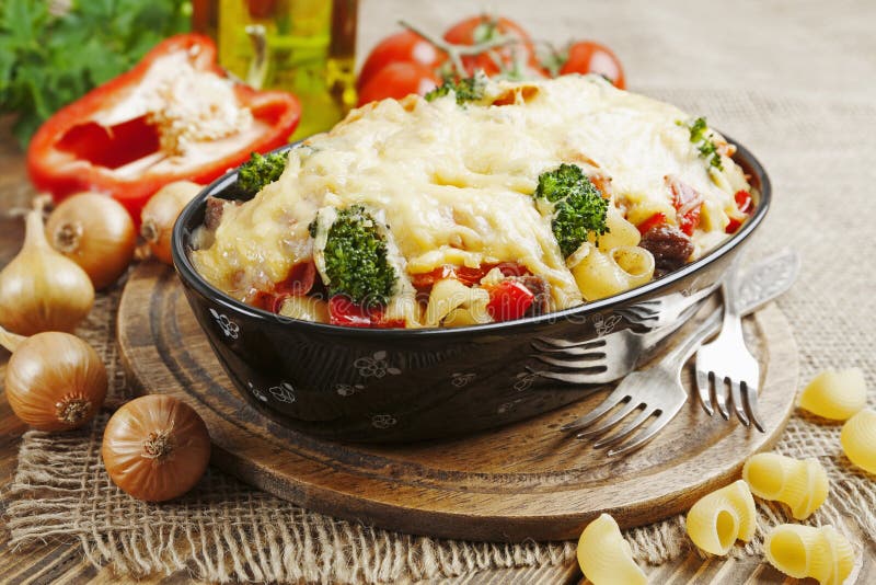 Braadpan met vlees, deegwaren, broccoli en tomaten stock afbeelding Braadpan met vlees, deegwaren, broccoli en tomaten stock afbeelding
