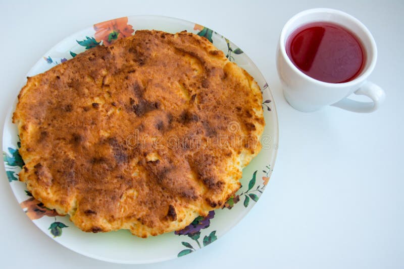 Braadpan op een plaat met een kop van Amerikaanse veenbescompote op een witte achtergrond stock afbeeldingen Braadpan op een plaat met een kop van Amerikaanse veenbescompote op een witte achtergrond stock afbeeldingen