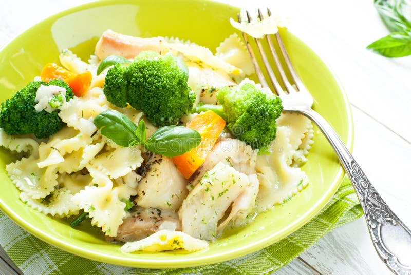 Braadpandeegwaren met vissen en broccoli royalty-vrije stock fotografie Braadpandeegwaren met vissen en broccoli royalty-vrije stock fotografie
