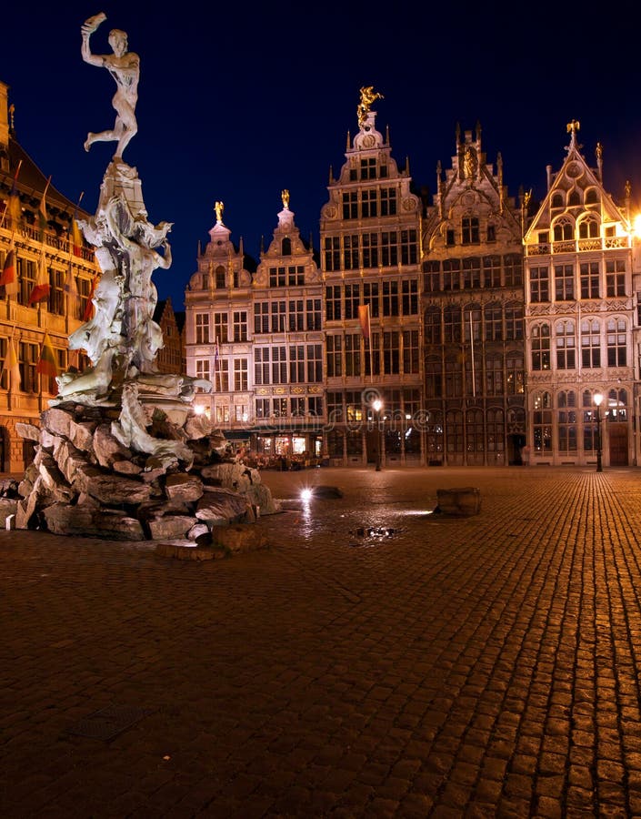 Fontana di Brabo e case delle corporazioni al Grote Markt, Anversa, in Belgio.