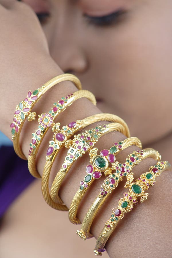 Braccialetti dell'oro immagine stock libera da diritti Braccialetti dell'oro immagine stock libera da diritti