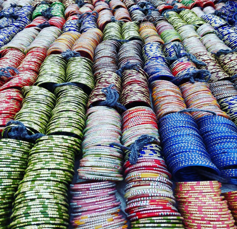 Braccialetti sul mercato del bordo della strada fotografie stock Braccialetti sul mercato del bordo della strada fotografie stock