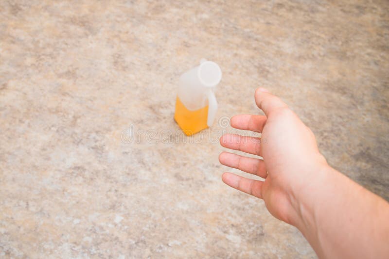 Braccio paziente del ` s allungato al ricevitore dell'urina immagini stock Braccio paziente del ` s allungato al ricevitore dell'urina immagini stock