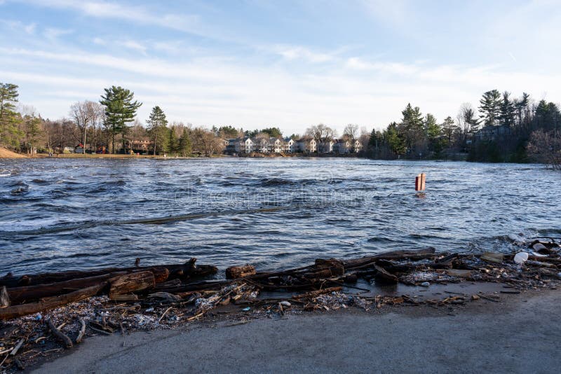 Bracebridge, Ontario/Canada - April 25 2019: De verslag plaatsende lente overstroming van de Muskoka-Rivier bij Bracebridge-Baaip stock afbeelding Bracebridge, Ontario/Canada - April 25 2019: De verslag plaatsende lente overstroming van de Muskoka-Rivier bij Bracebridge-Baaip stock afbeelding