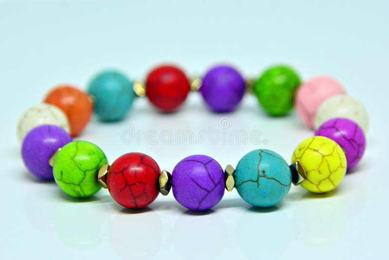 Bracelet de perle coloré pour enfant, isolé sur fond blanc photographie stock Bracelet de perle coloré pour enfant, isolé sur fond blanc photographie stock