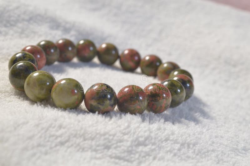 Bracelet unakite rose vert créativité pierre véritable rond. images libres de droits