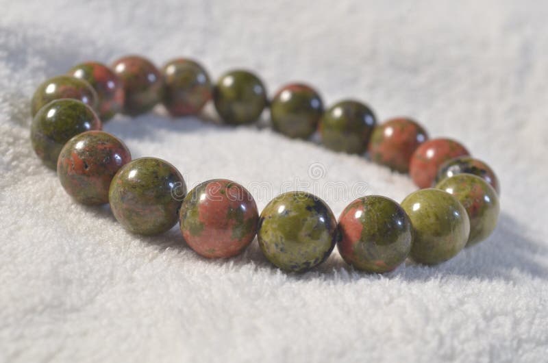 Bracelet unakite rose vert créativité pierre véritable rond. photos stock