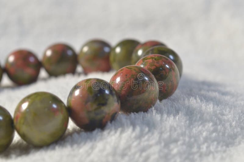 Bracelet unakite rose vert créativité pierre véritable rond. photos stock