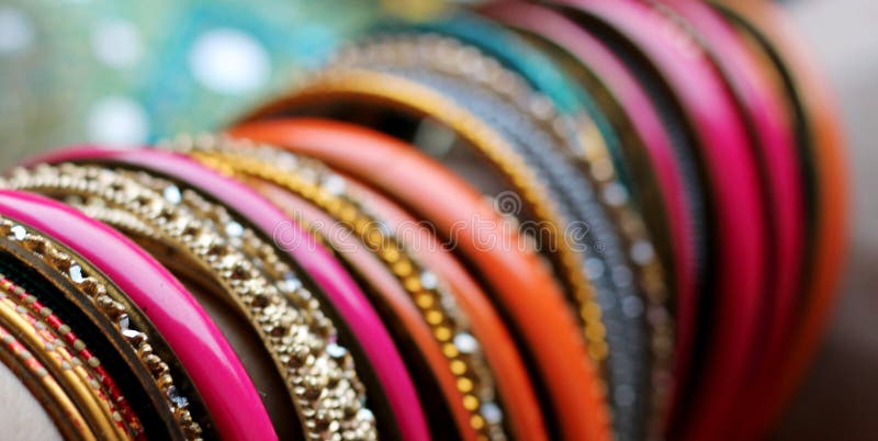 Braceletes indianos no xaile bonito Forma indiana fotos de stock Braceletes indianos no xaile bonito Forma indiana fotos de stock