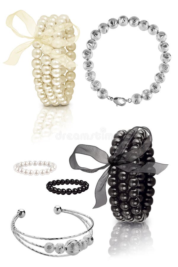 Bracelets de femme élégante faits de perles rondes Les accessoires de luxe d'isolement sur le fond blanc, chemins de coupure ont images libres de droits Bracelets de femme élégante faits de perles rondes Les accessoires de luxe d'isolement sur le fond blanc, chemins de coupure ont images libres de droits