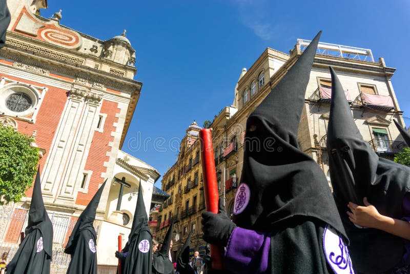 Bractwo w Hiszpańskich Świętego tygodnia korowodach w Seville, Hiszpania zdjęcia stock Bractwo w Hiszpańskich Świętego tygodnia korowodach w Seville, Hiszpania zdjęcia stock