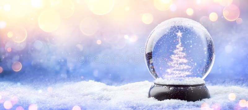 Brad strălucitor de Crăciun pe glob de zăpadă royalty free stock images