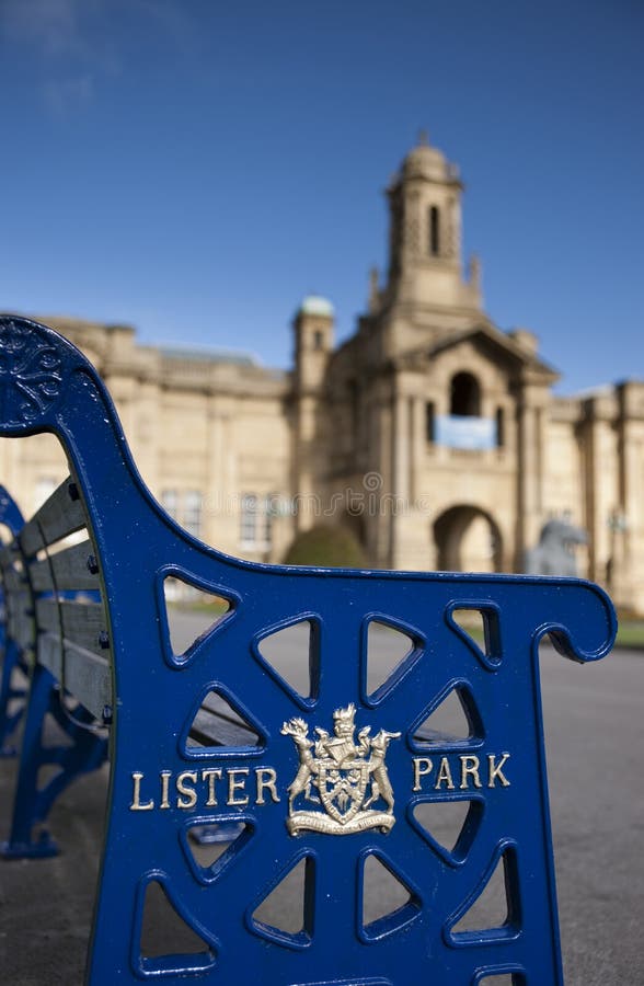 Bradford, Yorkshire, Reino Unido, em outubro de 2013, banco marcado velho no carroceiro Hall Art Gallery em jardins Manningham do foto de stock Bradford, Yorkshire, Reino Unido, em outubro de 2013, banco marcado velho no carroceiro Hall Art Gallery em jardins Manningham do foto de stock
