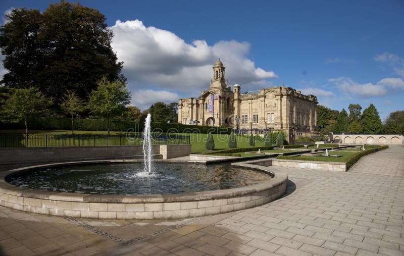 Bradford, Yorkshire, UK, Październik 2013, Cartwright Hall galeria sztuki w Lister parku uprawia ogródek Manningham fotografia stock Bradford, Yorkshire, UK, Październik 2013, Cartwright Hall galeria sztuki w Lister parku uprawia ogródek Manningham fotografia stock