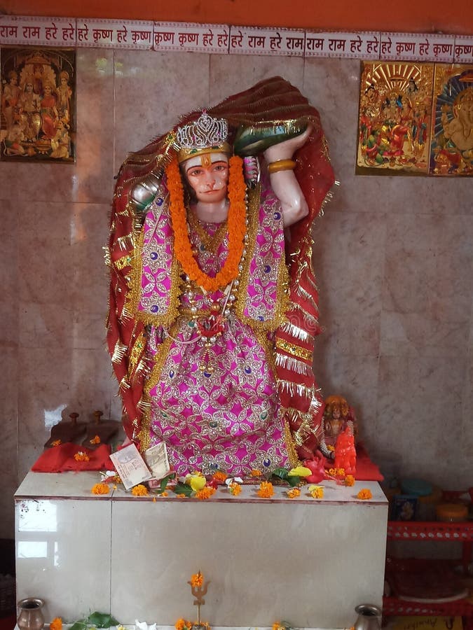 Brahamin die puja in Hanuman-tempel geeft royalty-vrije stock fotografie Brahamin die puja in Hanuman-tempel geeft royalty-vrije stock fotografie