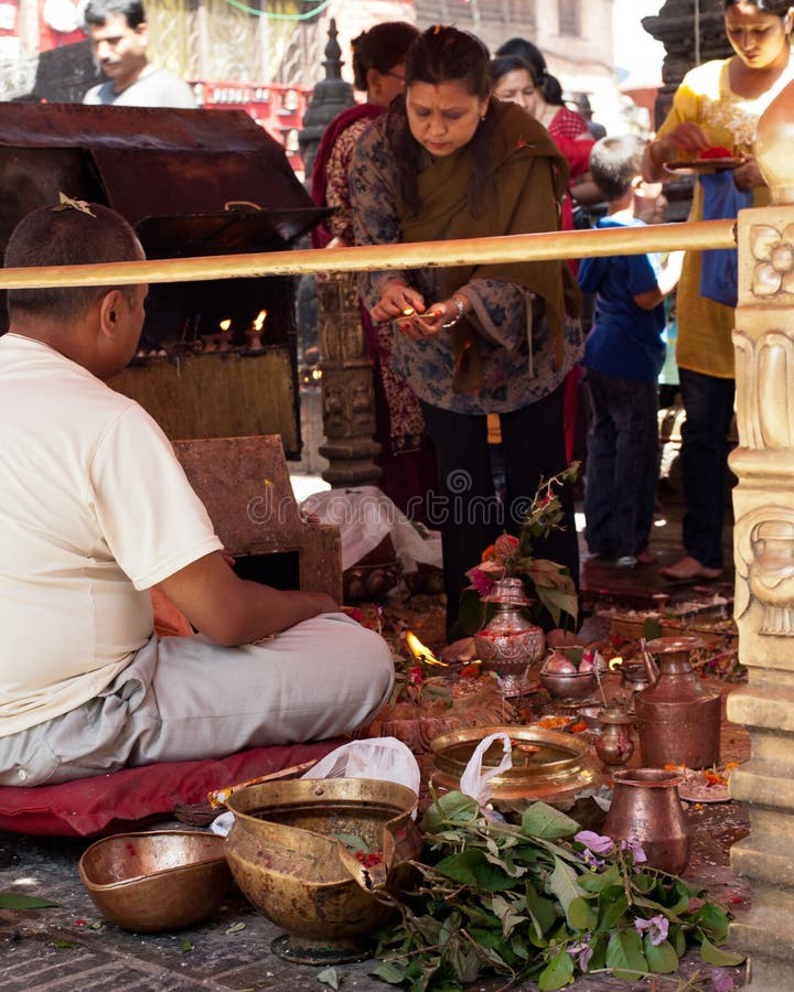 Brahmán hindú que proporciona ceremonia en Swayambhunath Stupa Nepal, Katmandu imagen de archivo Brahmán hindú que proporciona ceremonia en Swayambhunath Stupa Nepal, Katmandu imagen de archivo