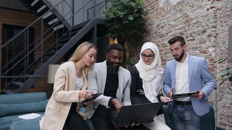 Brainstorm, internationale zakenmensen gebruiken digitale technologie terwijl ze hun conferentiepartnerschap bespreken op