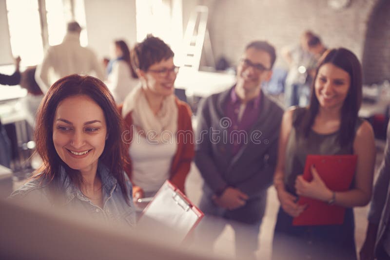 'brainstorming' creativo della donna di affari del capo al bordo in ufficio fotografia stock 'brainstorming' creativo della donna di affari del capo al bordo in ufficio fotografia stock