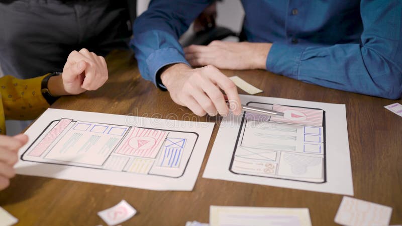 Brainstorming Nel frame sono disponibili designer e layout dell'applicazione mobile Gli sviluppatori lavorano su video d archivio