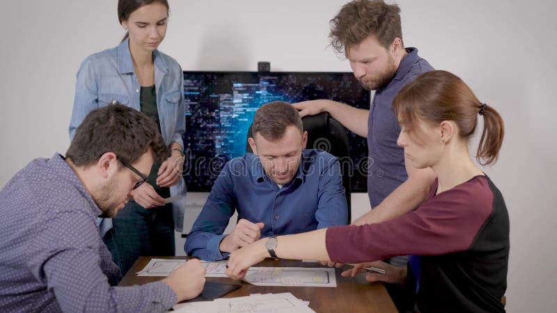 Brainstorming Nel frame sono disponibili designer e layout dell'applicazione mobile Gli sviluppatori lavorano su archivi video