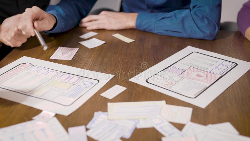 Brainstorming Nel frame sono disponibili designer e layout dell'applicazione mobile Gli sviluppatori lavorano su video d archivio