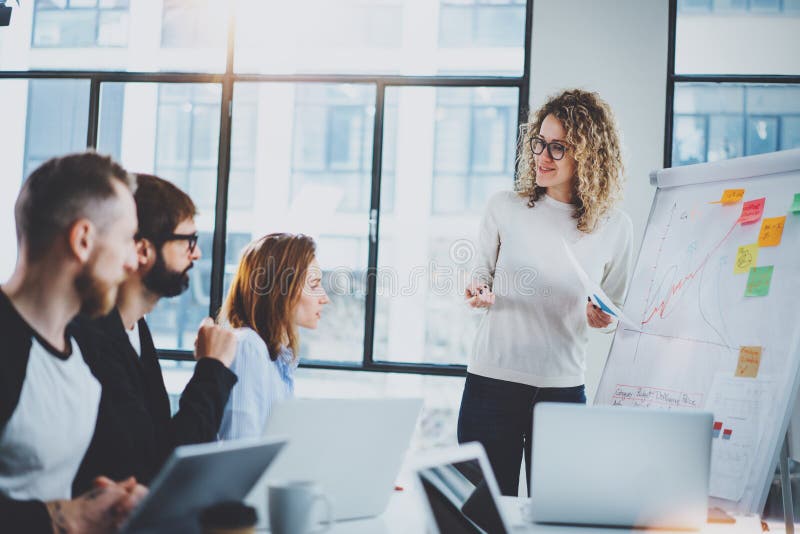 Brainstorming proces przy biurem Młodzi coworkers robi wpólnie nowemu biznesowemu projektowi przy nowożytnym pokojem konferencyjn obrazy stock Brainstorming proces przy biurem Młodzi coworkers robi wpólnie nowemu biznesowemu projektowi przy nowożytnym pokojem konferencyjn obrazy stock