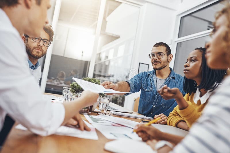 Brainstorming und Papierarbeit für Workshop-Diskussionen und Geschäftstreffen im Büro. Teammitarbeiter und Arbeitskräfte lizenzfreie stockfotos