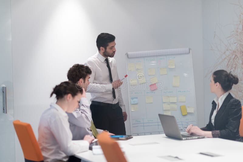 'brainstorming' ομάδας επιχειρηματιών και λήψη των σημειώσεων boa κτυπήματος στοκ εικόνες με δικαίωμα ελεύθερης χρήσης 'brainstorming' ομάδας επιχειρηματιών και λήψη των σημειώσεων boa κτυπήματος στοκ εικόνες με δικαίωμα ελεύθερης χρήσης