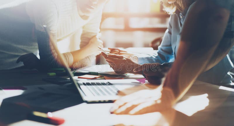 'brainstorming' ομάδας Νέο δημιουργικό πλήρωμα διευθυντών φωτογραφιών που εργάζεται με το νέο πρόγραμμα ξεκινήματος στο σύγχρονο στοκ εικόνες 'brainstorming' ομάδας Νέο δημιουργικό πλήρωμα διευθυντών φωτογραφιών που εργάζεται με το νέο πρόγραμμα ξεκινήματος στο σύγχρονο στοκ εικόνες