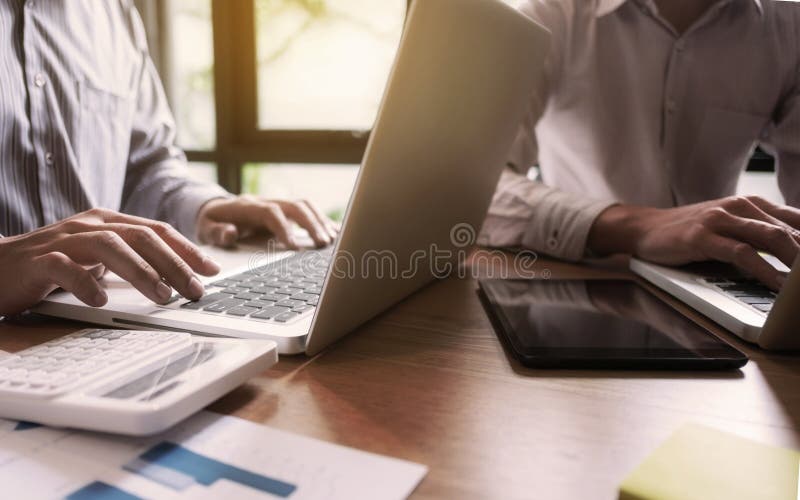 'brainstorming' συνεδρίασης της ομάδας ανώτατων στελεχών επιχείρησης που λειτουργεί και έννοια μάρκετινγκ στοκ εικόνες με δικαίωμα ελεύθερης χρήσης 'brainstorming' συνεδρίασης της ομάδας ανώτατων στελεχών επιχείρησης που λειτουργεί και έννοια μάρκετινγκ στοκ εικόνες με δικαίωμα ελεύθερης χρήσης