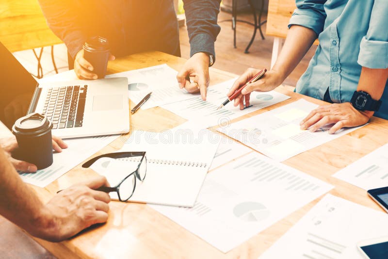 Brainstormingteam von den asiatischen Startmitarbeitern, die Arbeit über Schreibtisch erledigen stockfotografie