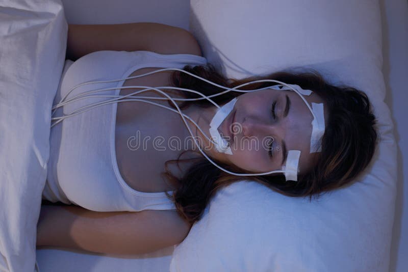 Brainwaves measering adormecidos da mulher por exemplo em um laboratório do sono