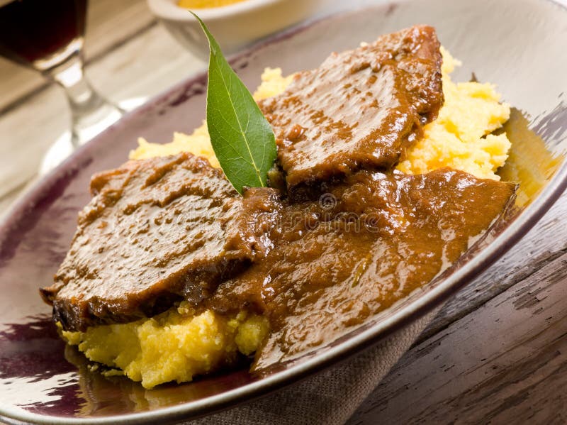 Braised meat och porridge arkivbilder