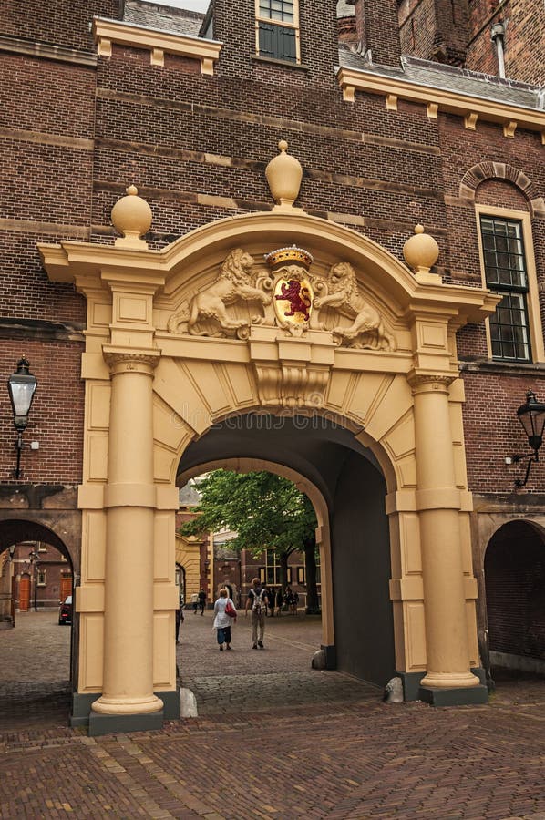 Brama w Binnenhof jawnych budynków Gockim wewnętrznym podwórzu przy Haga obrazy stock Brama w Binnenhof jawnych budynków Gockim wewnętrznym podwórzu przy Haga obrazy stock