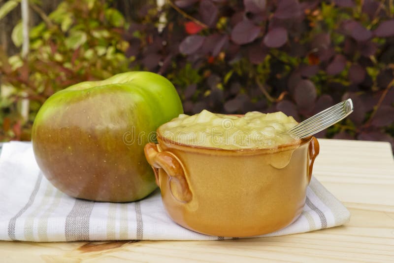 Bramley-Apfel Und Ein Glas Apfelmus Stockbild - Bild von britisch ...