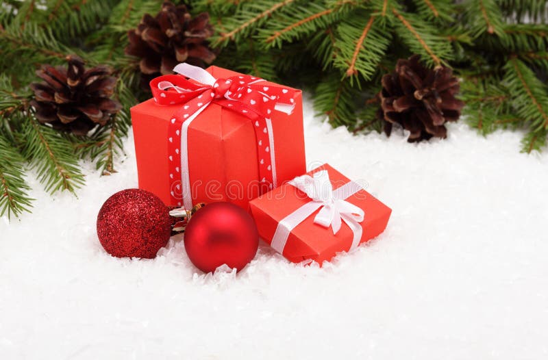 Branche d'arbre de boîte-cadeau et de Noël photo stock Branche d'arbre de boîte-cadeau et de Noël photo stock