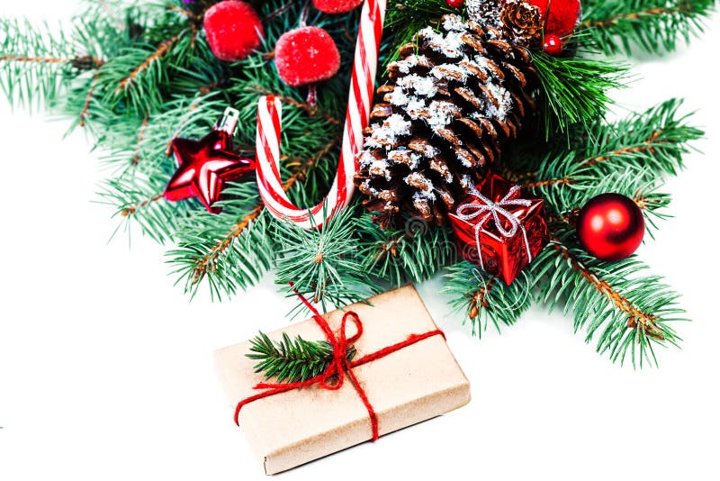 Branche d'arbre de Noël avec des décorations de vacances Compos de Noël