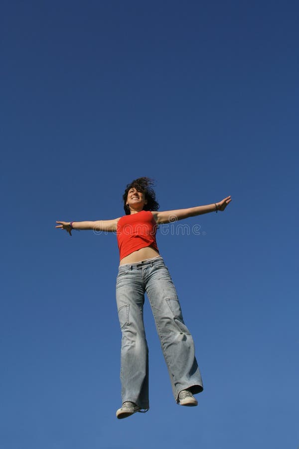 Fille sautant image stock