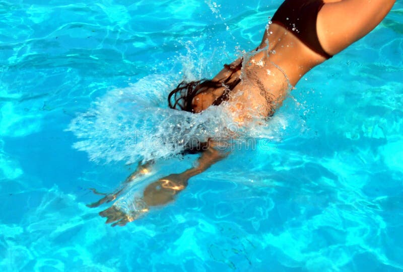 Fille qui saute images stock