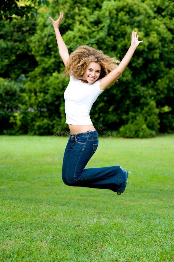 Fille qui saute photo stock