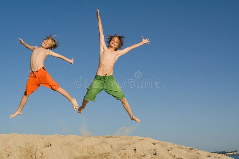 Brancher heureux de gosses images libres de droits Brancher heureux de gosses images libres de droits