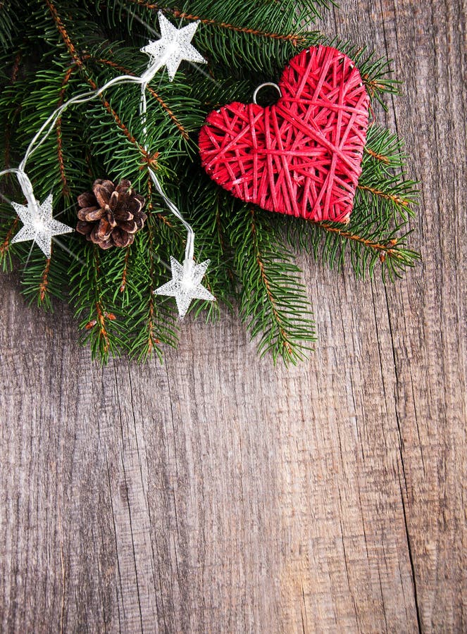 Décoration D'arbre De Noël Rouge De La Saint-valentin En Forme De Coeur  Accrochée Au Banc De L'arbre Avec Une Clôture Bleue Et De La Neige Sur Le  Fond