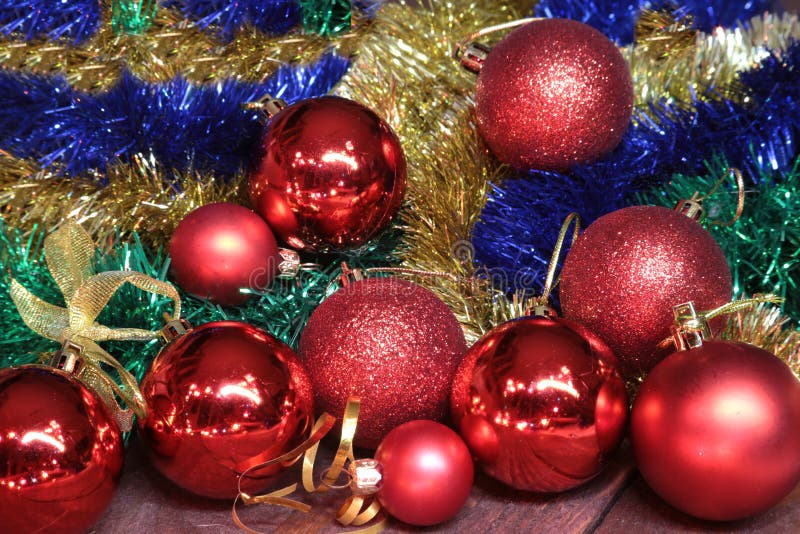 Branco da decoração do Natal Caixas de presente vermelhas e douradas com três a bola, ornamento floral Vista superior Composição imagens de stock Branco da decoração do Natal Caixas de presente vermelhas e douradas com três a bola, ornamento floral Vista superior Composição imagens de stock