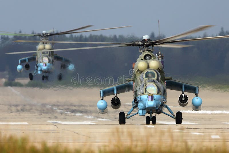 BRANCO de mil. Mi-24 57 da força aérea do russo na base da força aérea de Kubinka